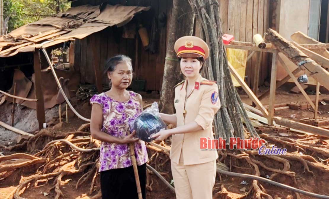 Thiếu t&aacute; Nguyễn Thị Kiều &ldquo;d&acirc;n vận kh&eacute;o&rdquo;