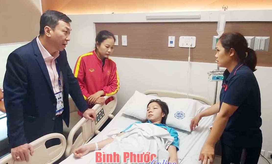 Trần Thị Hồng Nhung kiệt sức sau khi cùng tuyển nữ lên ngôi vô địch