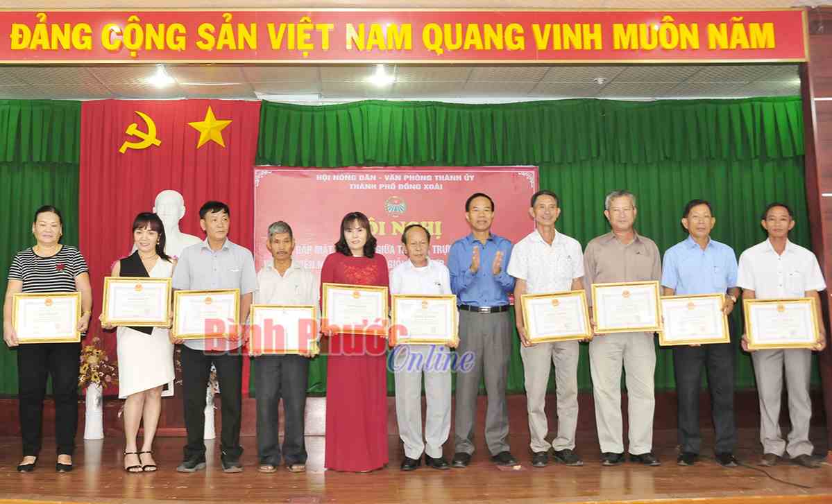 L&atilde;nh đạo Đồng Xo&agrave;i gặp gỡ, tọa đ&agrave;m với n&ocirc;ng d&acirc;n ti&ecirc;u biểu