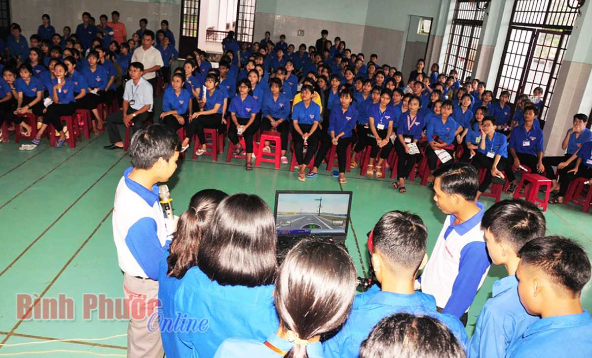 Học sinh dân tộc nội trú học ngoại khóa về an toàn giao thông