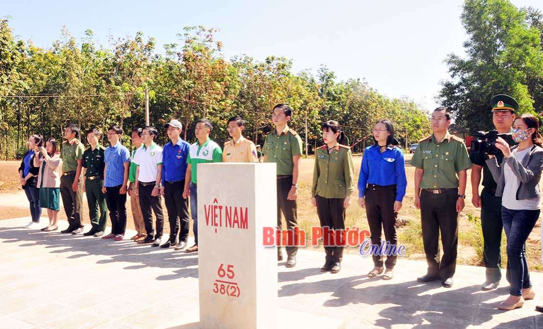 Nghĩa tình “Xuân biên cương - Thắp sáng ánh mắt, thắp sáng tương lai”