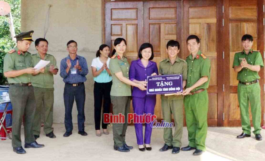 Bàn giao nhà đại đoàn kết cho công an viên