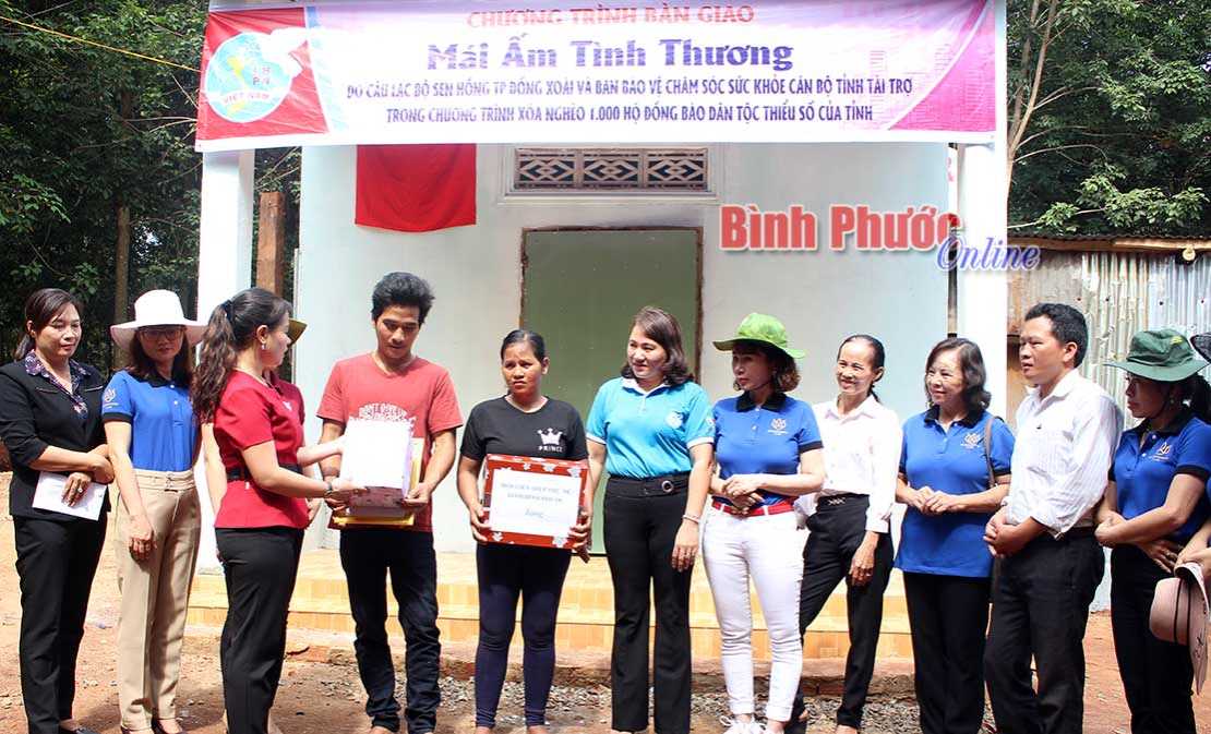 Bàn giao 2 nhà tình thương cho 2 hộ dân tộc thiểu số