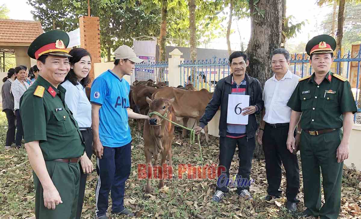 Thêm 25 con bò giống tặng hộ nghèo huyện Đồng Phú