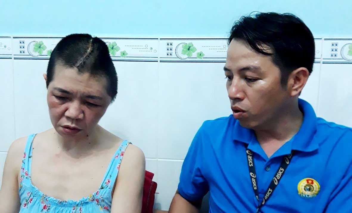 Công đoàn Freewell trao sổ tiết kiệm cho đoàn viên bị tai nạn