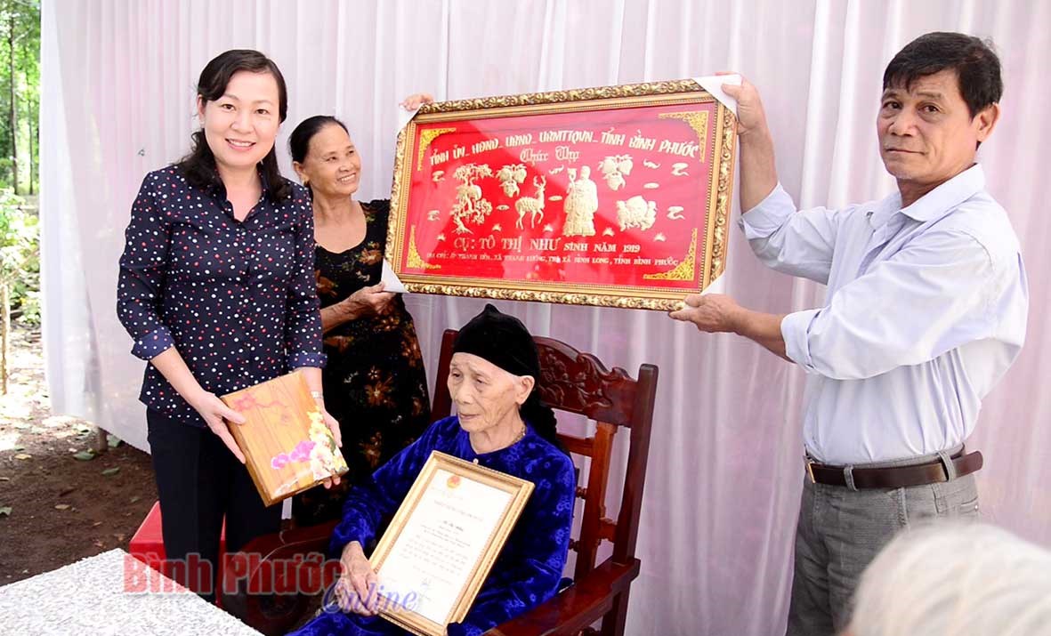 L&atilde;nh đạo tỉnh thăm, ch&uacute;c thọ người cao tuổi