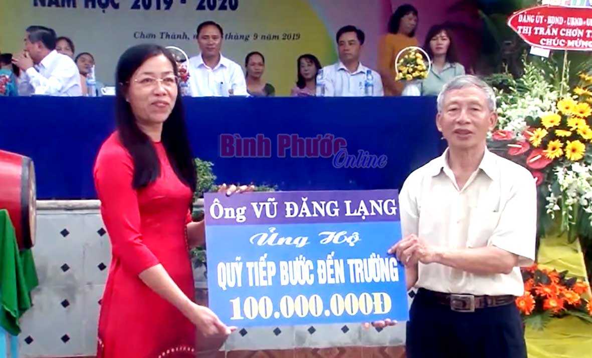 Cụ Vũ Đăng Lạng ủng hộ 100 triệu đồng Quỹ tiếp bước đến trường