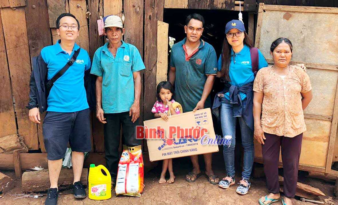 21 máy năng lượng mặt trời tặng hộ dân Phú Văn