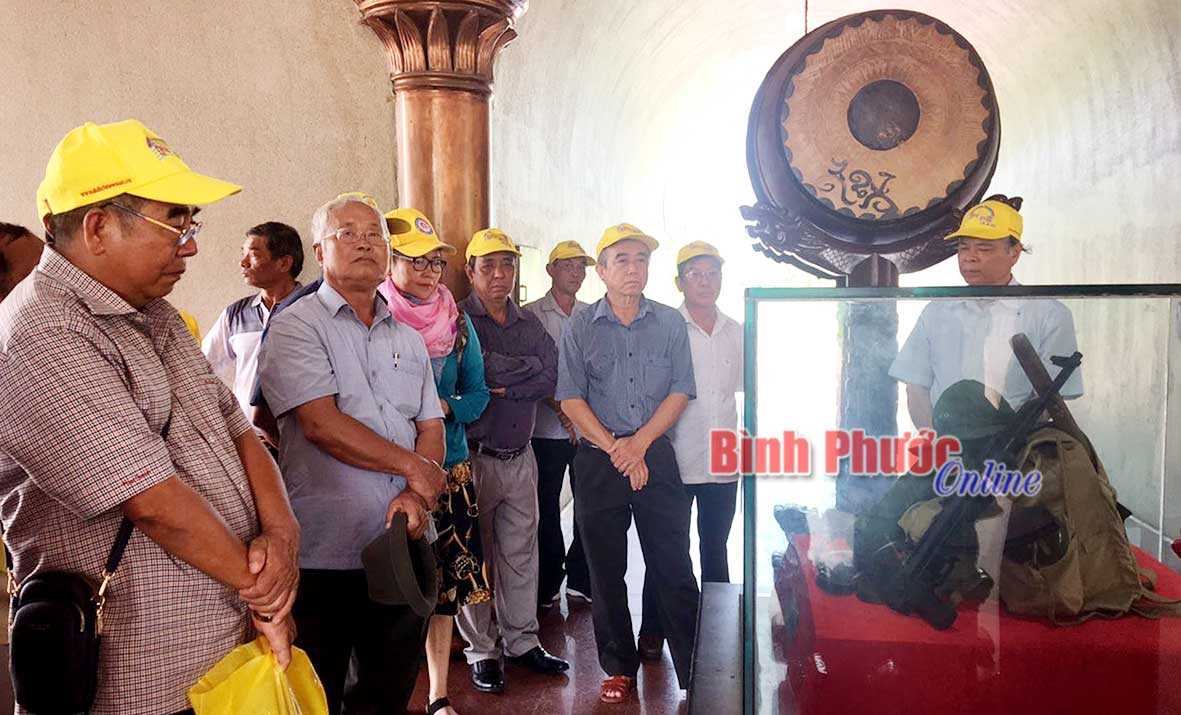 Đo&agrave;n c&aacute;n bộ hưu tr&iacute; tỉnh thăm c&aacute;c địa danh lịch sử