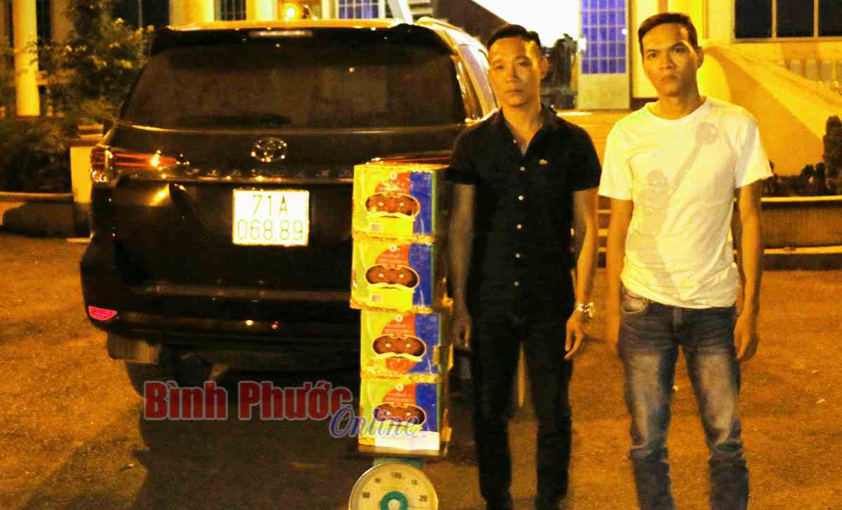 Thêm một vụ dùng xe du lịch vận chuyển pháo