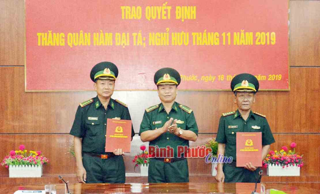Trao qu&acirc;n h&agrave;m đại t&aacute; cho 2 sĩ quan bi&ecirc;n ph&ograve;ng