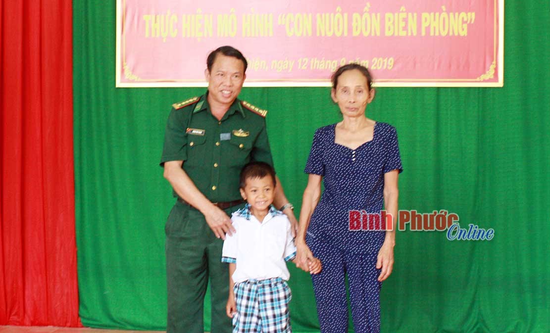 Con nu&ocirc;i đồn bi&ecirc;n ph&ograve;ng - đem &aacute;nh s&aacute;ng tri thức tới trẻ em ngh&egrave;o v&ugrave;ng bi&ecirc;n