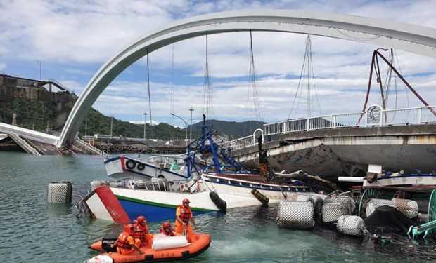 Sập cầu tại Đài Loan khiến nhiều người bị thương và mắc kẹt