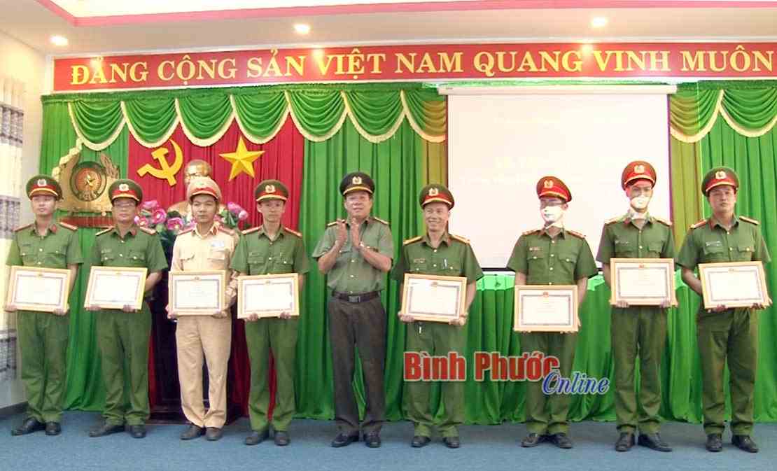 Khen thưởng đột xuất trong đấu tranh triệt ph&aacute; tụ điểm đ&aacute;nh bạc