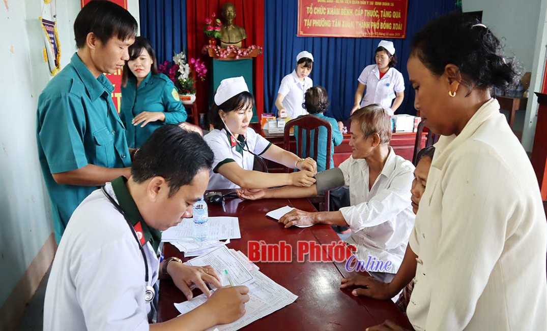 C&aacute;c đơn vị qu&acirc;n đội l&agrave;m c&ocirc;ng t&aacute;c d&acirc;n vận tại Đồng Xo&agrave;i