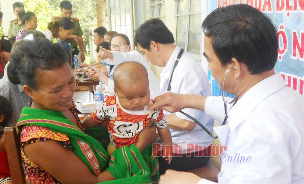 Hộ nghèo ấp Suối Nhung được khám bệnh, cấp thuốc miễn phí