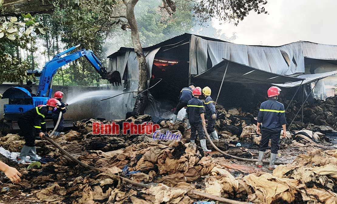 Cháy kho chứa bao bố đựng điều, ước thiệt hại gần 1 tỷ đồng