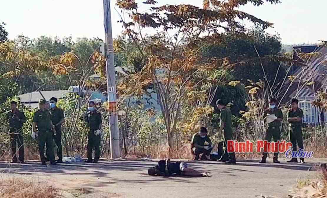 Một thanh niên bốc cháy trong đêm