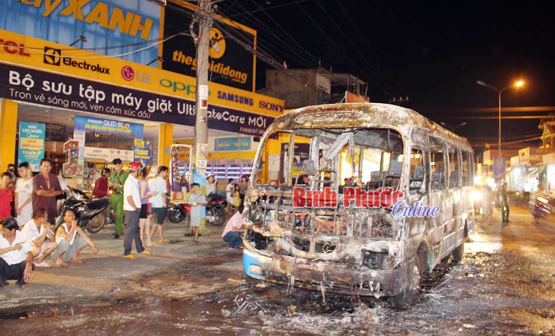Xe khách bất ngờ bốc cháy tại Phú Riềng