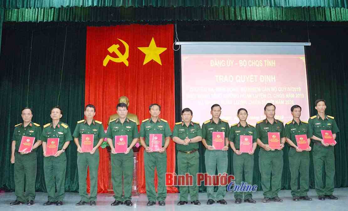 Đảng ủy bộ CHQS tỉnh: Trao quyết định điều động, bổ nhiệm c&aacute;n bộ, sĩ quan