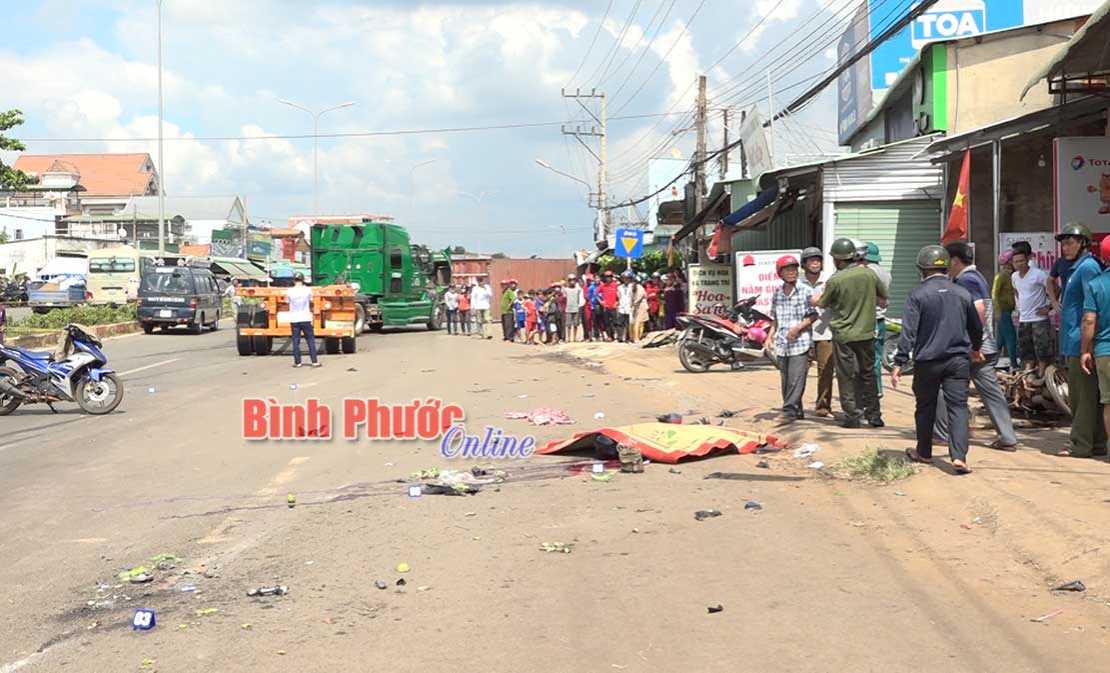Lật thùng container, 3 người thương vong