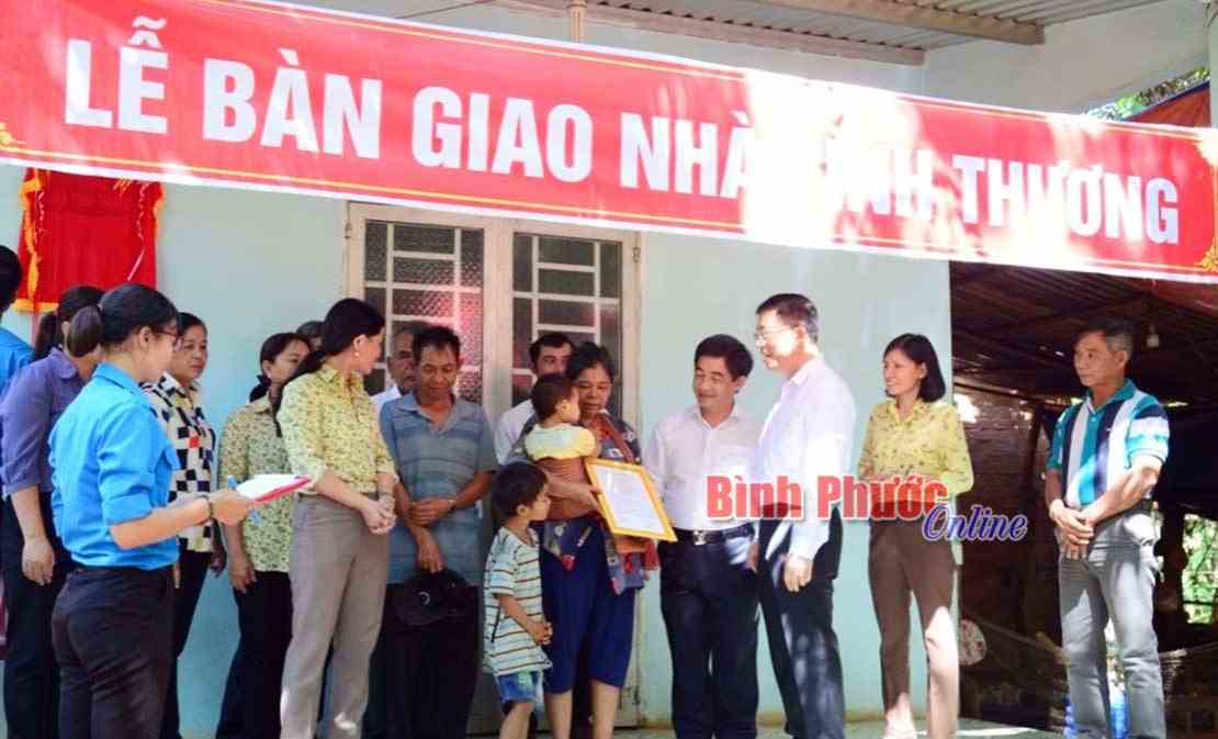 Đại biểu Quốc hội tỉnh bàn giao nhà tình thương