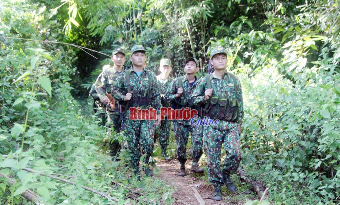 Tuổi trẻ bi&ecirc;n ph&ograve;ng Đắc Ơ xung k&iacute;ch, t&igrave;nh nguyện