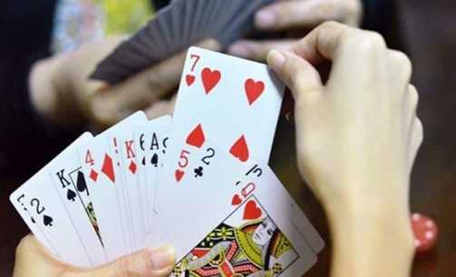 B&igrave;nh Phước y&ecirc;u cầu một thẩm ph&aacute;n giải tr&igrave;nh về clip tố đ&aacute;nh bạc