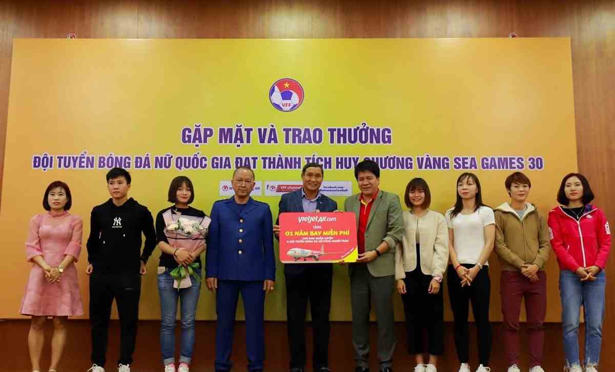 Hàng không Vietjet miễn phí bay một năm cho tuyển bóng đá Việt Nam
