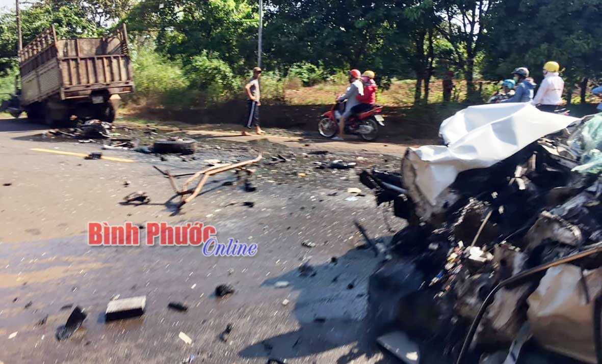 Xe ôtô 4 chỗ đối đầu xe tải, 1 người nguy kịch