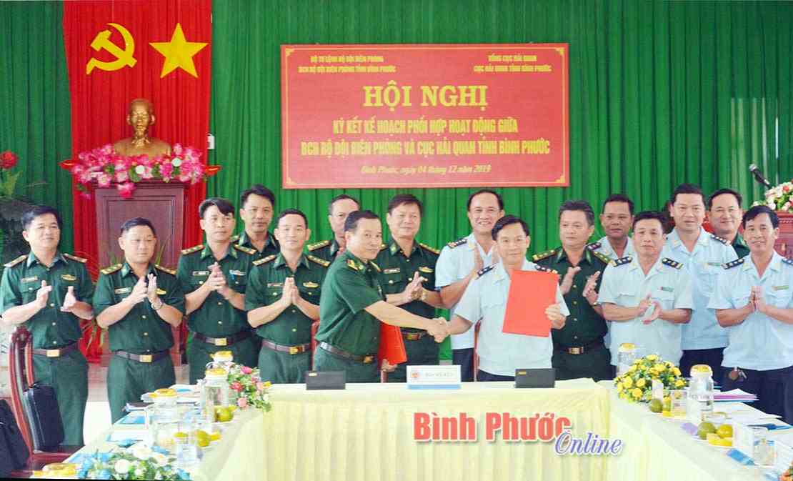 K&yacute; kết chương tr&igrave;nh phối hợp ph&ograve;ng, chống bu&ocirc;n lậu