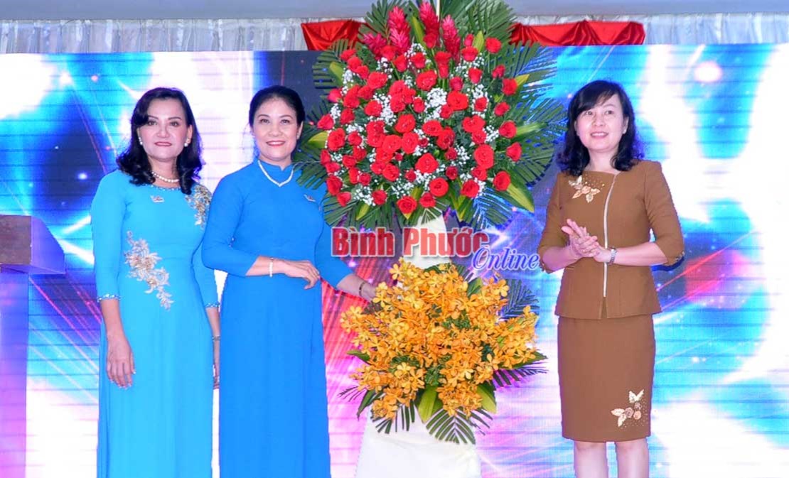 Nữ doanh nh&acirc;n B&igrave;nh Phước ủng hộ hoạt động từ thiện, x&atilde; hội hơn 1,2 tỷ đồng