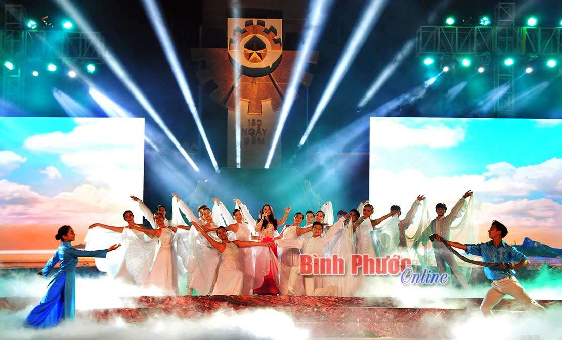 Hào hùng chương trình nghệ thuật “Tàu Ô, Xóm Ruộng - Một thời máu và hoa”