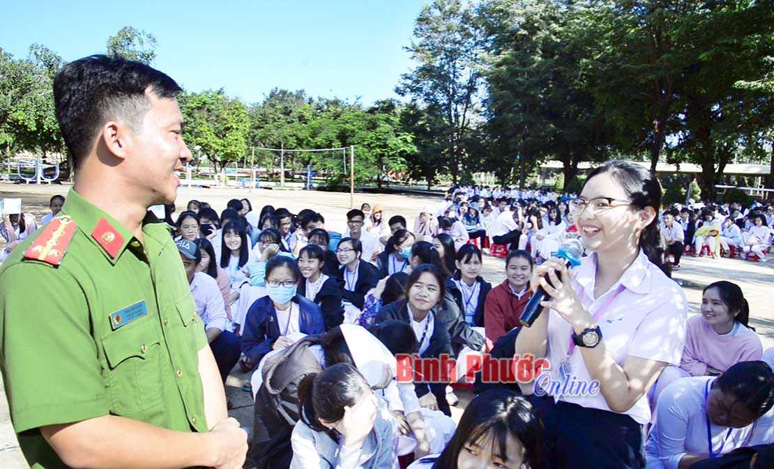 800 học sinh Trường THPT chuyên Bình Long được tuyên truyền pháp luật