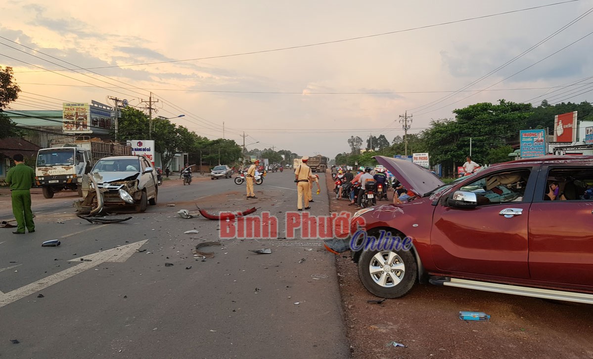 Xe ô tô đấu đầu, 3 người bị thương nặng