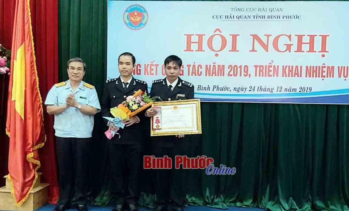 Văn phòng Cục Hải quan Bình Phước đón nhận Huân chương Lao động hạng Nhì