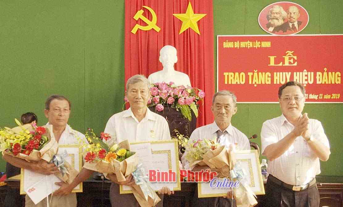 3 đảng viên nhận Huy hiệu 50 năm tuổi Đảng