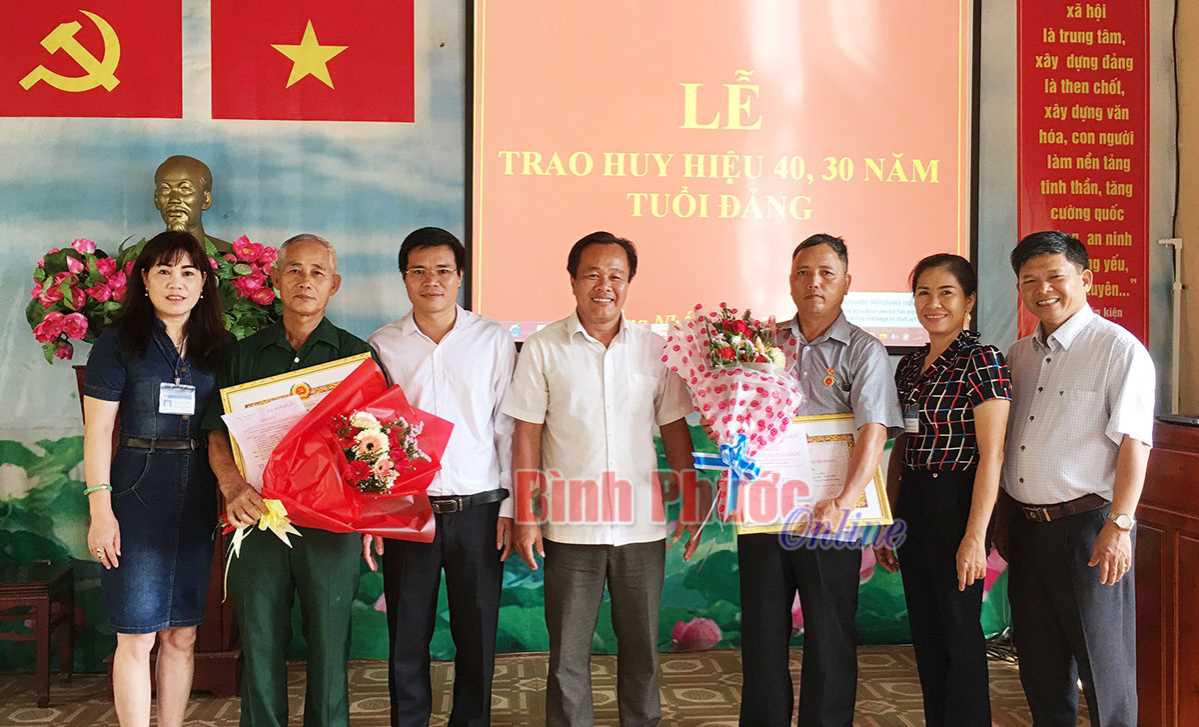 Trao tặng huy hiệu 40 năm v&agrave; 30 năm tuổi Đảng tại xã Th&ocirc;́ng Nh&acirc;́t