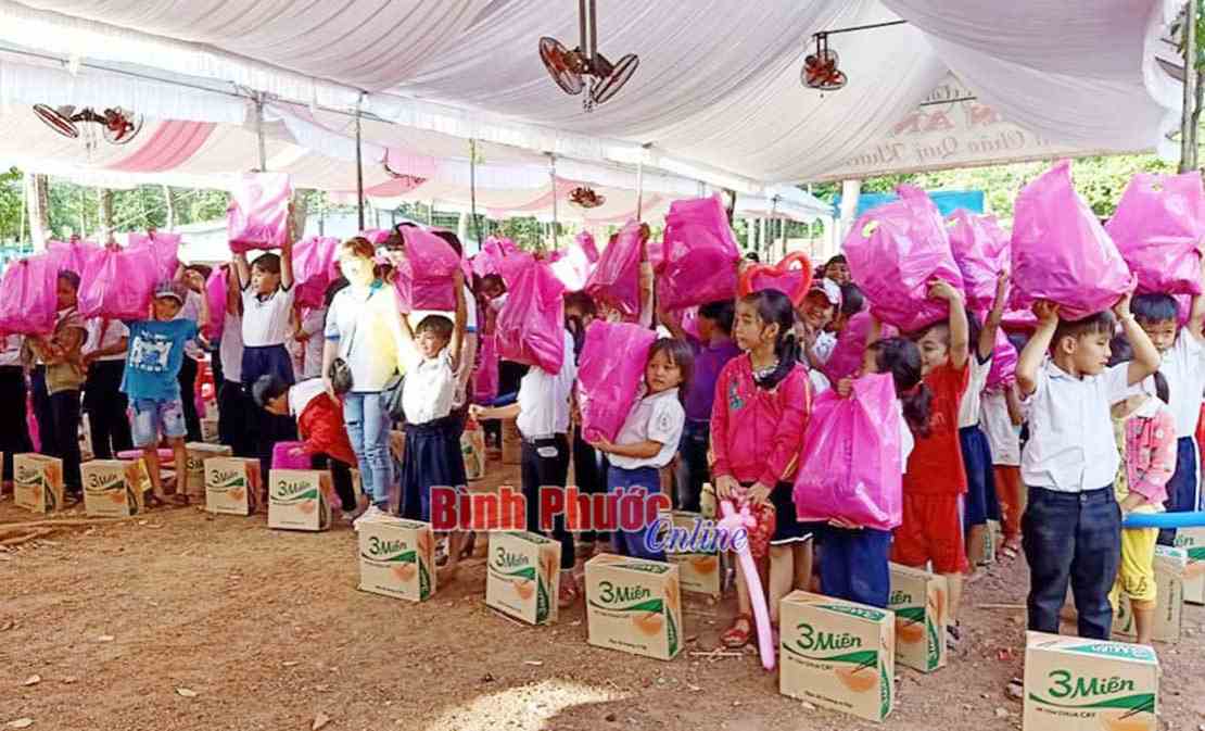 “Ánh sáng cho trường nghèo”