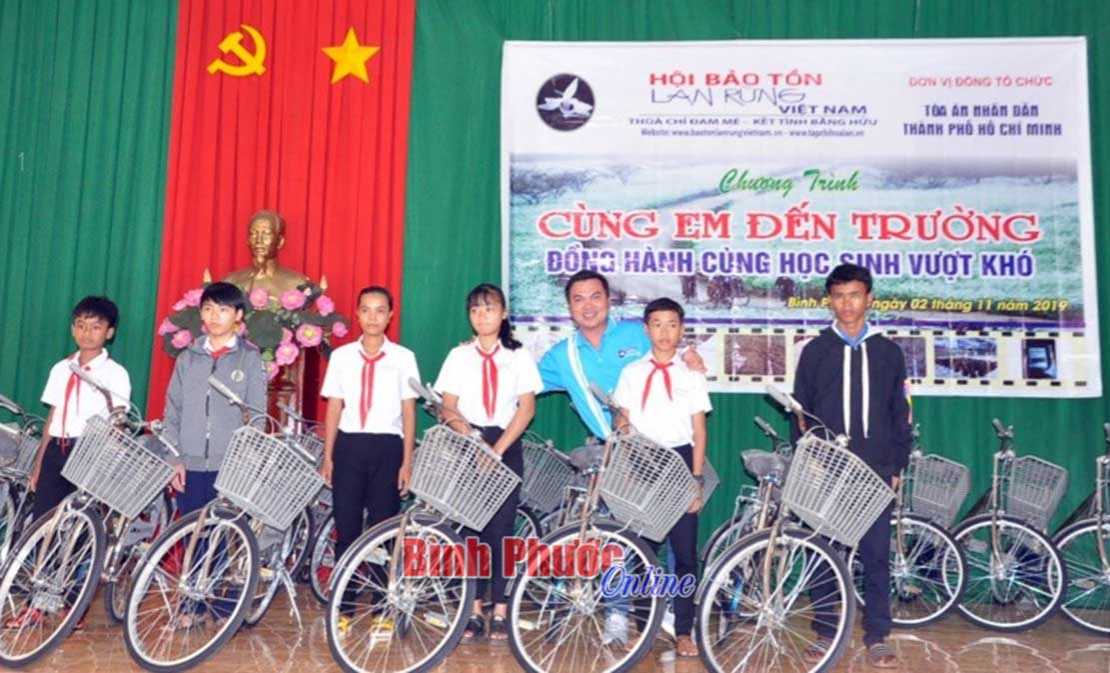 Tiếp sức đến trường cho học sinh nghèo vượt khó học giỏi