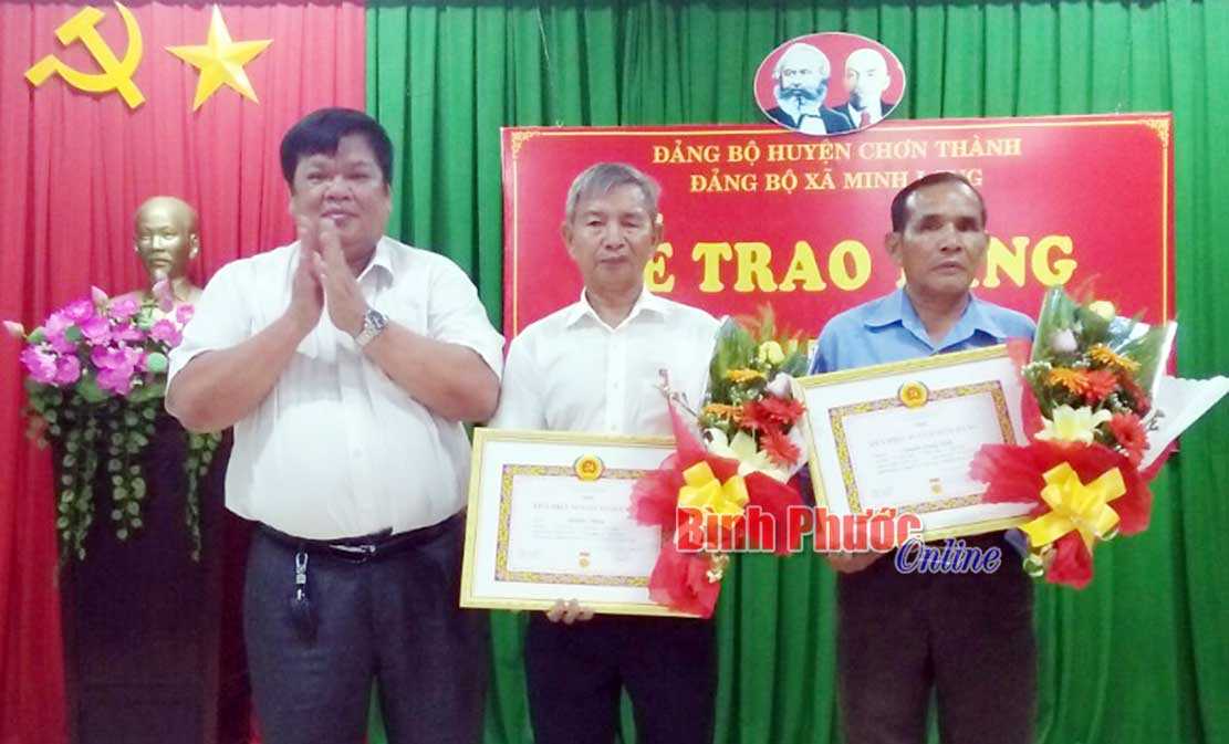 Minh Long trao Huy hiệu 50 v&agrave; 45 năm tuổi Đảng