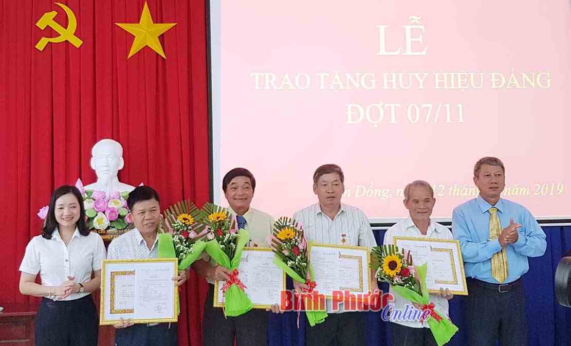 Thành ủy Đồng Xoài trao tặng Huy hiệu Đảng cho 14 đảng viên