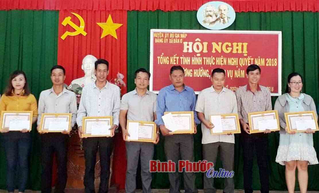 B&iacute; thư chi bộ, trưởng th&ocirc;n n&oacute;i đi đ&ocirc;i với l&agrave;m