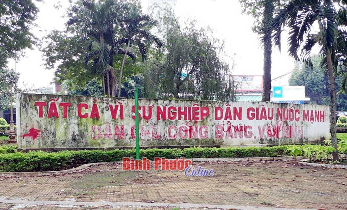 Khẩu hiệu bị bôi bẩn