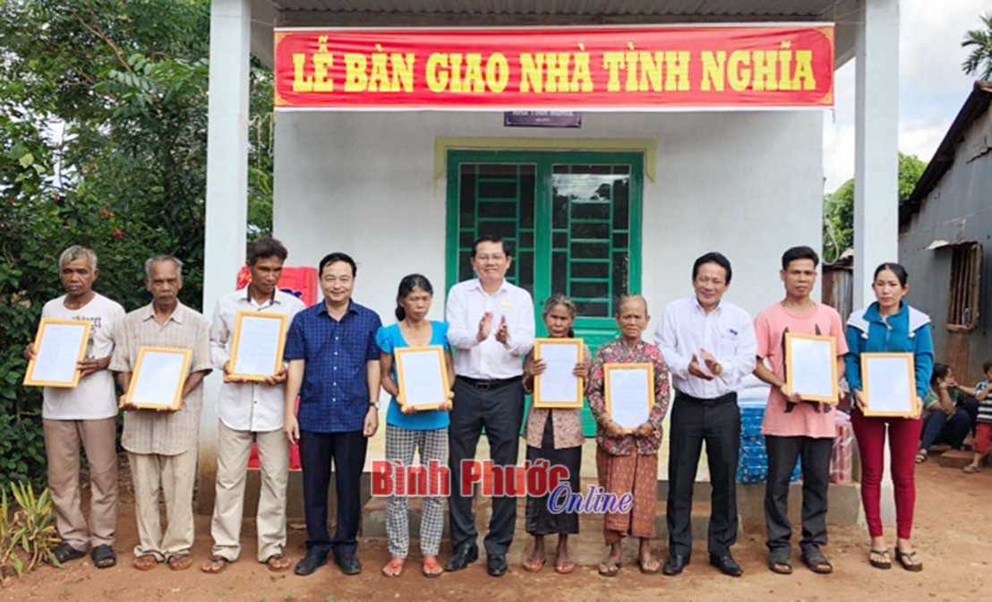 Phú Riềng bàn giao 8 căn nhà cho hộ nghèo