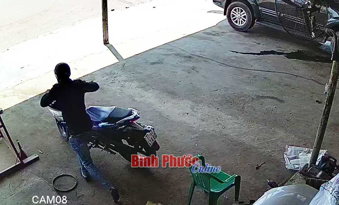 Li&ecirc;n quan đến 2 thanh ni&ecirc;n nghi trộm xe bị tai nạn, người d&acirc;n cung cấp h&igrave;nh ảnh tr&iacute;ch xuất camera