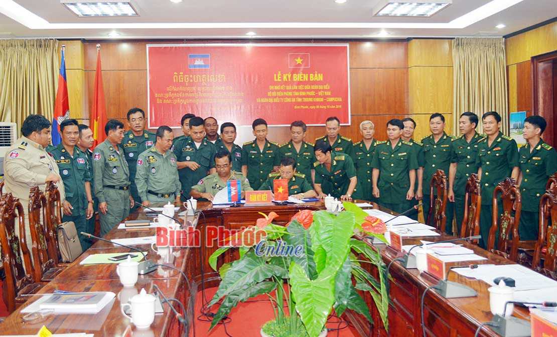 Bộ chỉ huy Bộ đội bi&ecirc;n ph&ograve;ng tỉnh B&igrave;nh Phước v&agrave; Ty c&ocirc;ng an tỉnh Tbong Khmum: K&yacute; kết bi&ecirc;n bản ghi nhớ phối hợp bảo vệ bi&ecirc;n giới