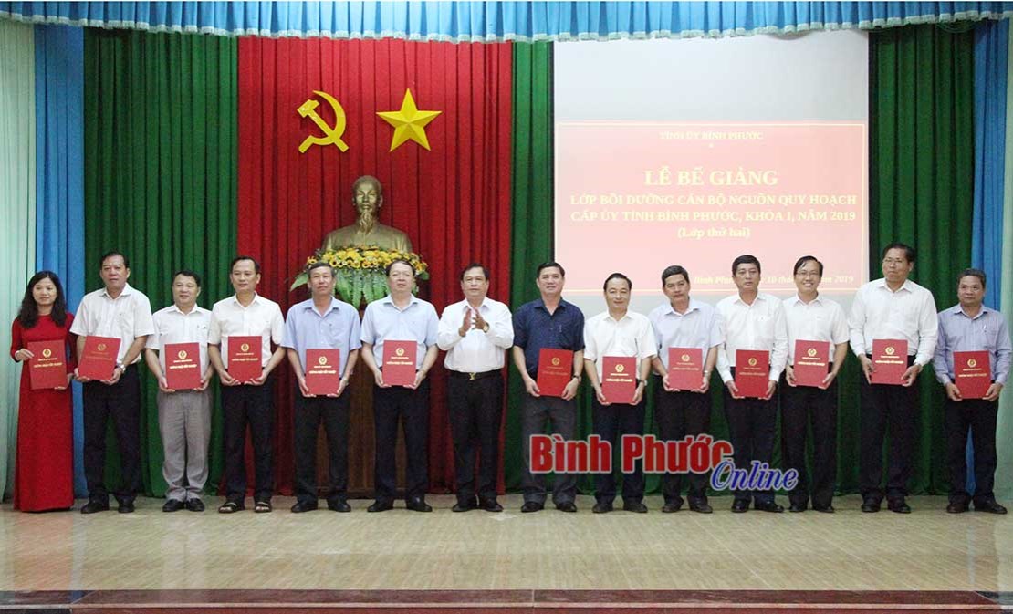 63 học vi&ecirc;n ho&agrave;n th&agrave;nh lớp bồi dưỡng c&aacute;n bộ nguồn quy hoạch cấp ủy tỉnh