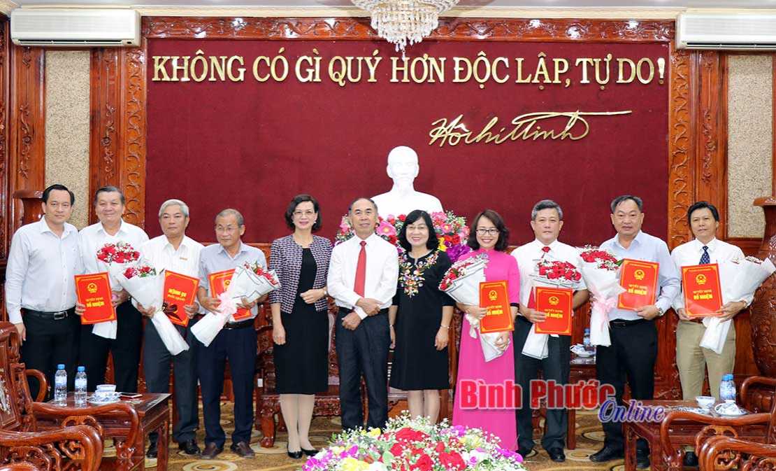 Trao quyết định điều động v&agrave; bổ nhiệm c&aacute;n bộ