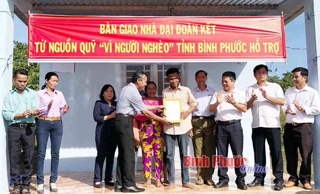 Thêm 2 nhà đại đoàn kết tặng hộ khó khăn